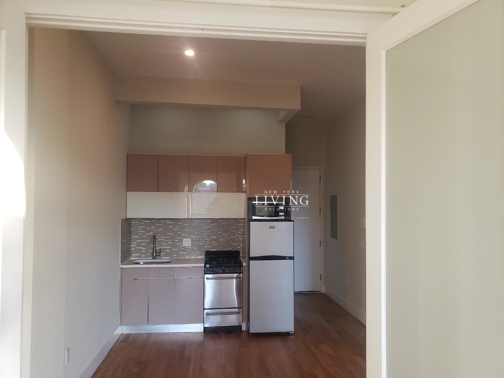 No brokers fee + Free Rent*Sunset Views, Very high Ceilings, Oversized windows, Laundry in the building, Roof deck, True 3 bedroom And 1.5 bath - Photo 3