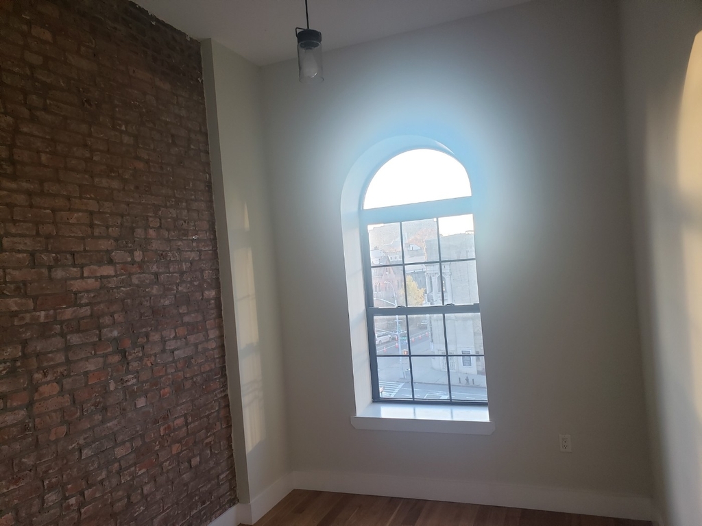 No brokers fee + Free Rent*Sunset Views, Very high Ceilings, Oversized windows, Laundry in the building, Roof deck, True 3 bedroom And 1.5 bath - Photo 2