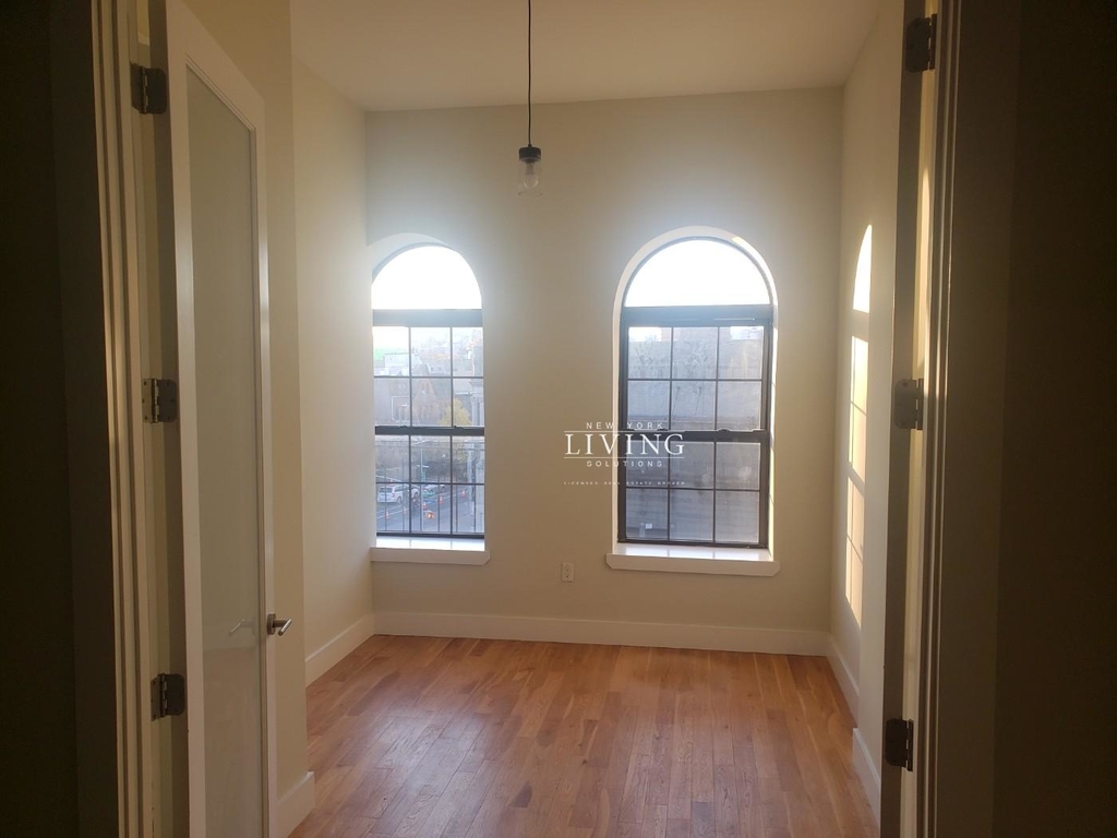 No brokers fee + Free Rent*Sunset Views, Very high Ceilings, Oversized windows, Laundry in the building, Roof deck, True 3 bedroom And 1.5 bath - Photo 1