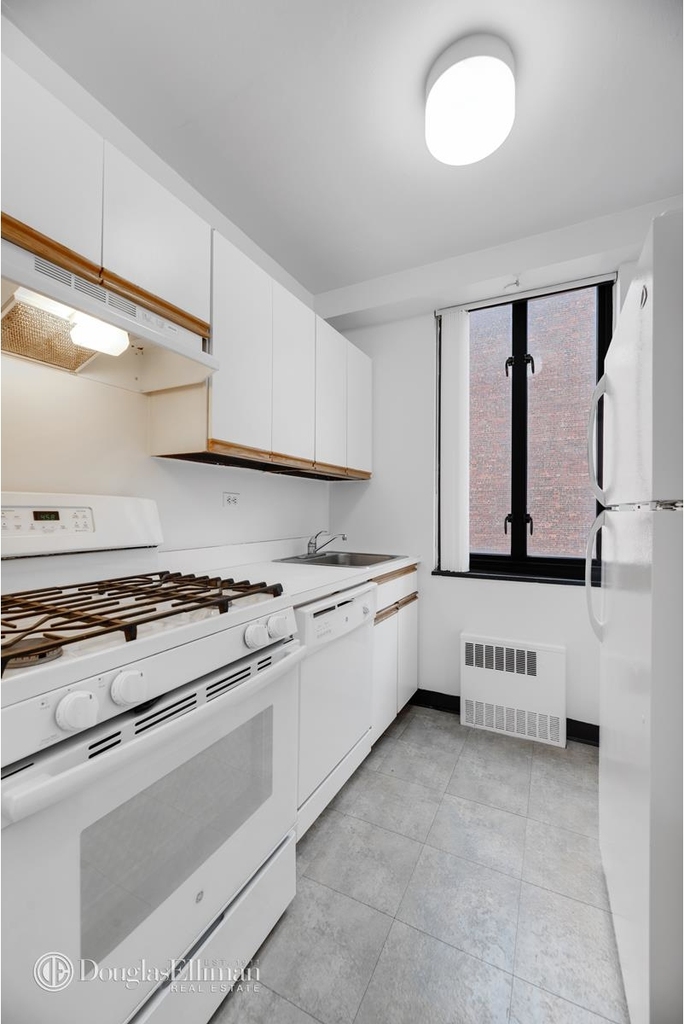 407 Park Avenue South - Photo 2