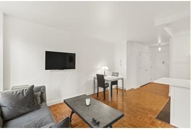 1 Irving Pl - Photo 2