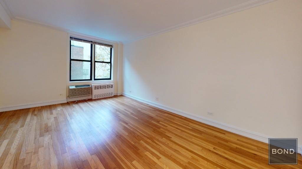 305 West 13th Street - Photo 2