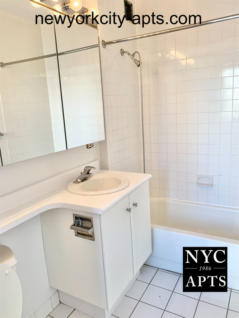 160 West 22nd Street - Photo 2