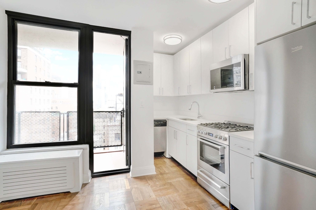 165 East 35th Street - Photo 7