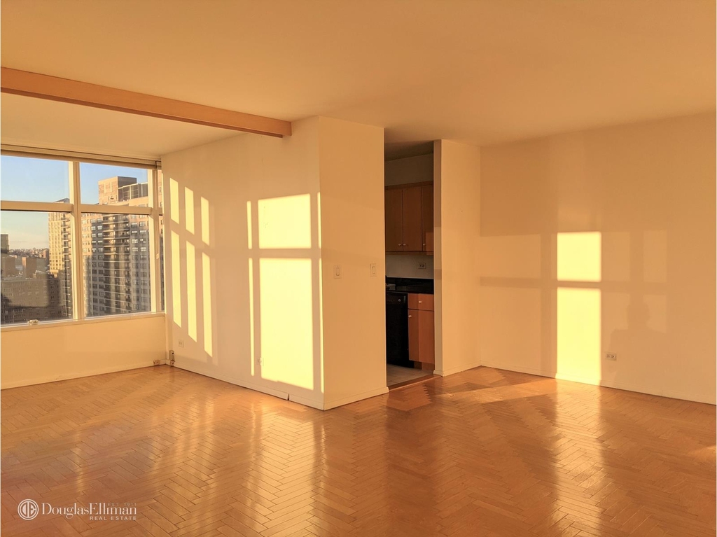 160 West 66th St - Photo 2