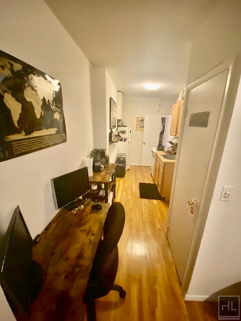 425 West 45 Street - Photo 5