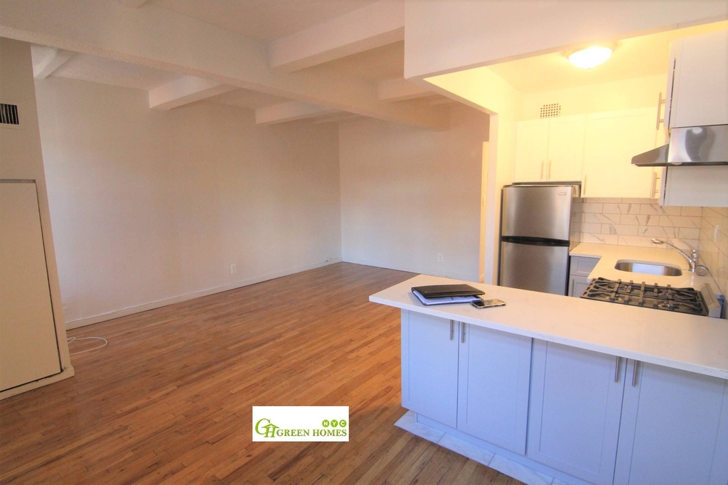 160 Bleecker Street - Photo 2