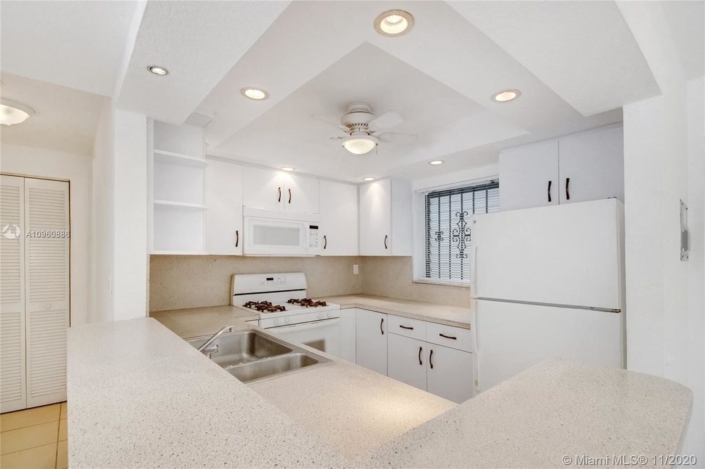 720 Collins Ave - Photo 1