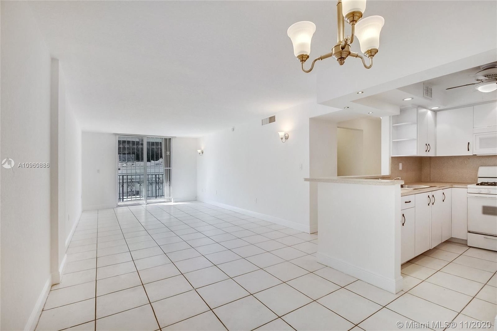 720 Collins Ave - Photo 2