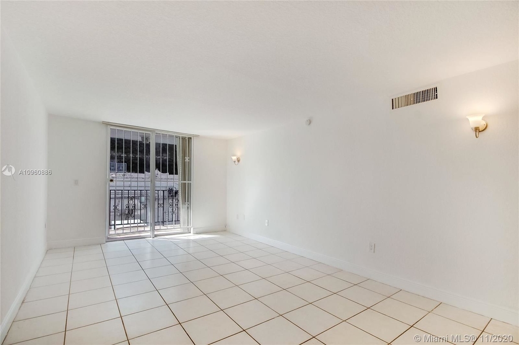 720 Collins Ave - Photo 3