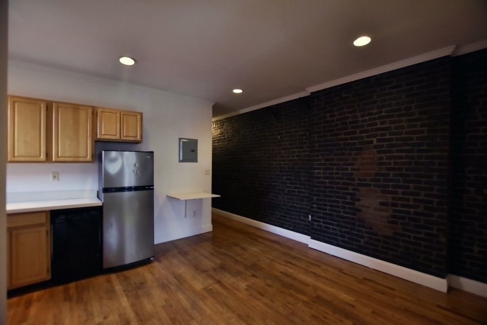 Hester Street 2 Bedroom!!! - Photo 0