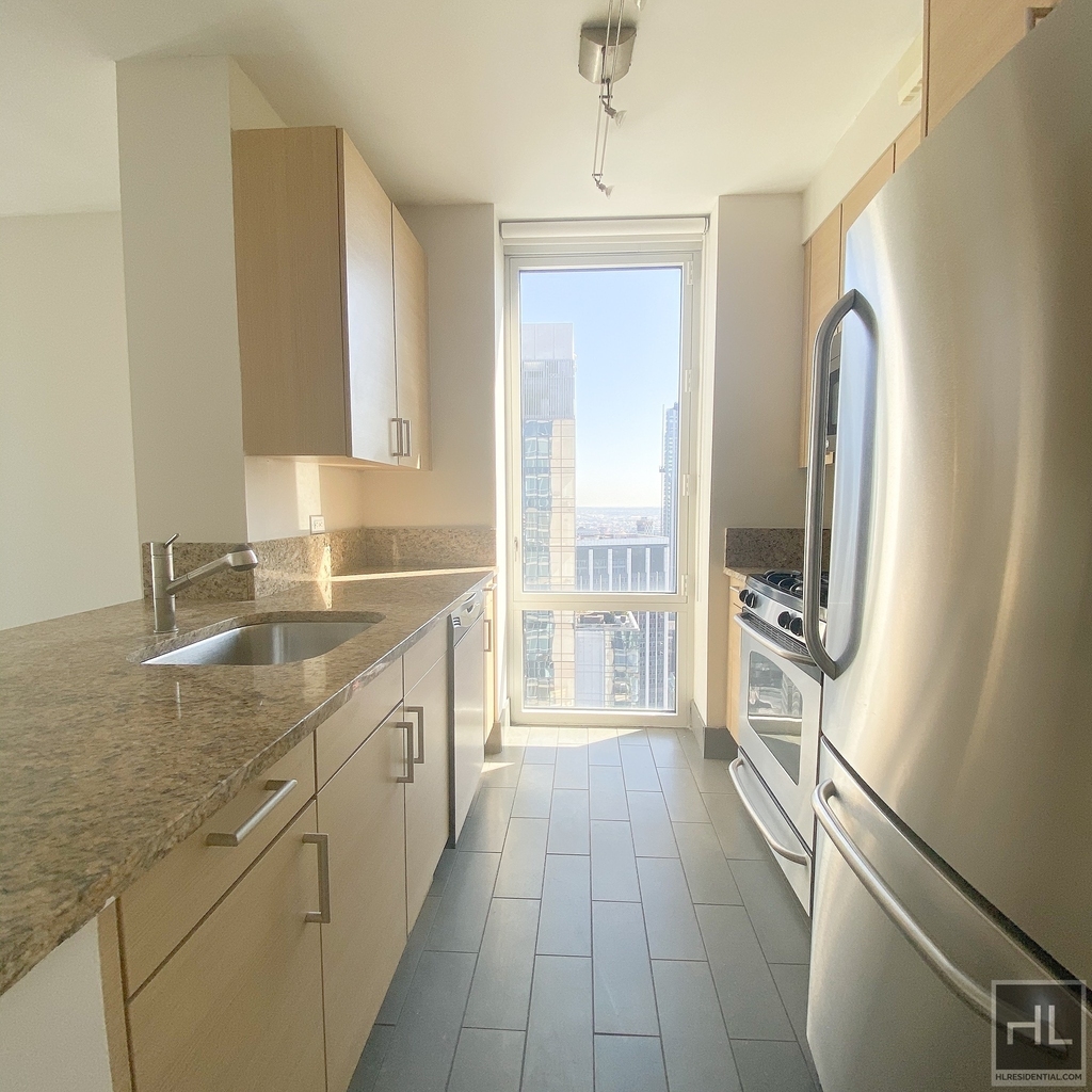 West 31 Street - Photo 7