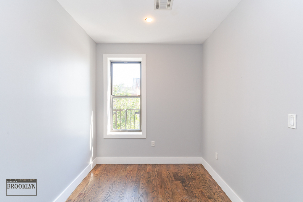 557 Franklin Avenue - Photo 2