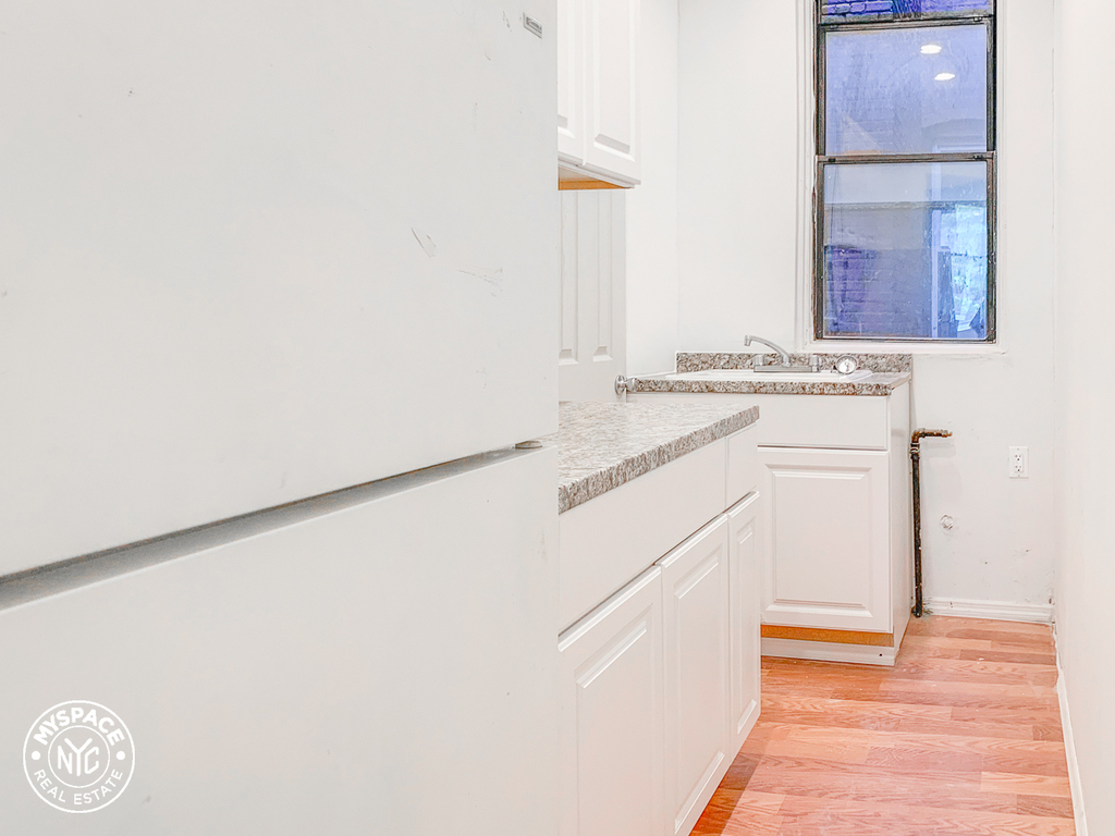 793 Franklin Avenue - Photo 3