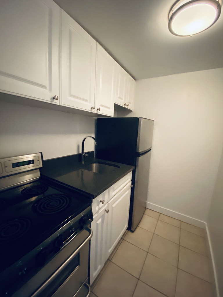 402 East 83 5a - Photo 1