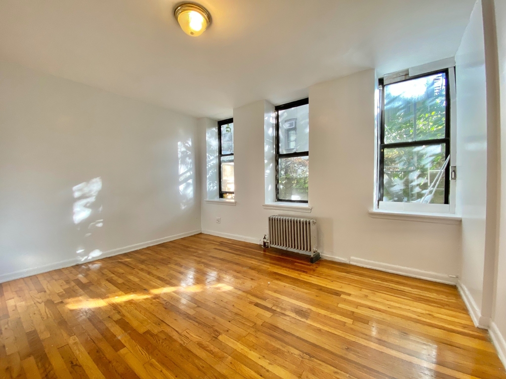 100 Broadway - Photo 0