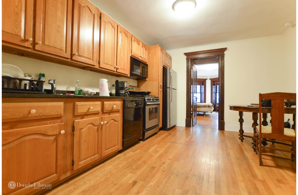 620 6th St - Photo 2