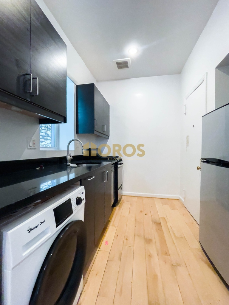 213 East 10th Street - Photo 6