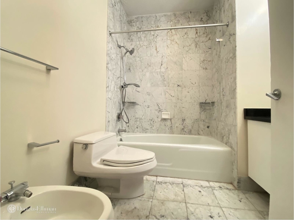 303 East 43rd Street - Photo 7