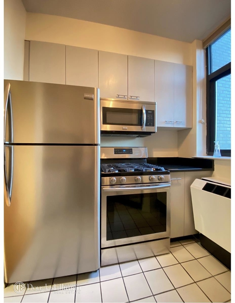 303 East 43rd Street - Photo 3