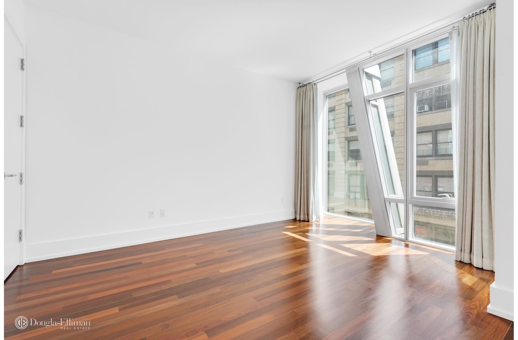 163 West 18th St - Photo 2