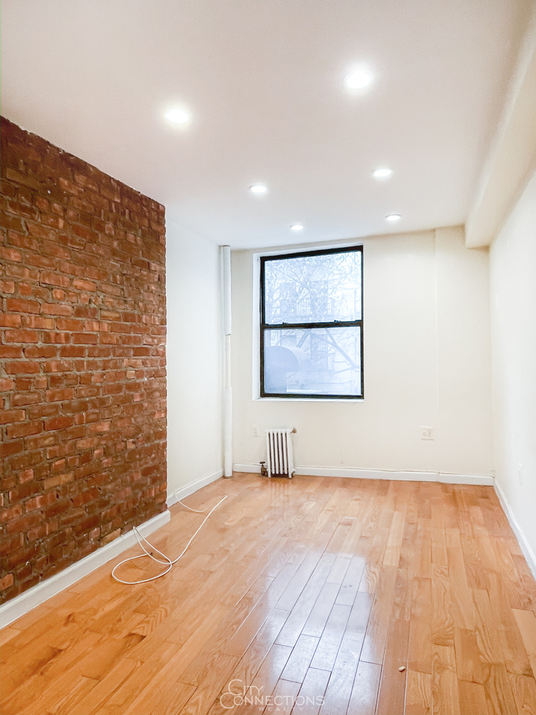 339 East 10th Street - Photo 5