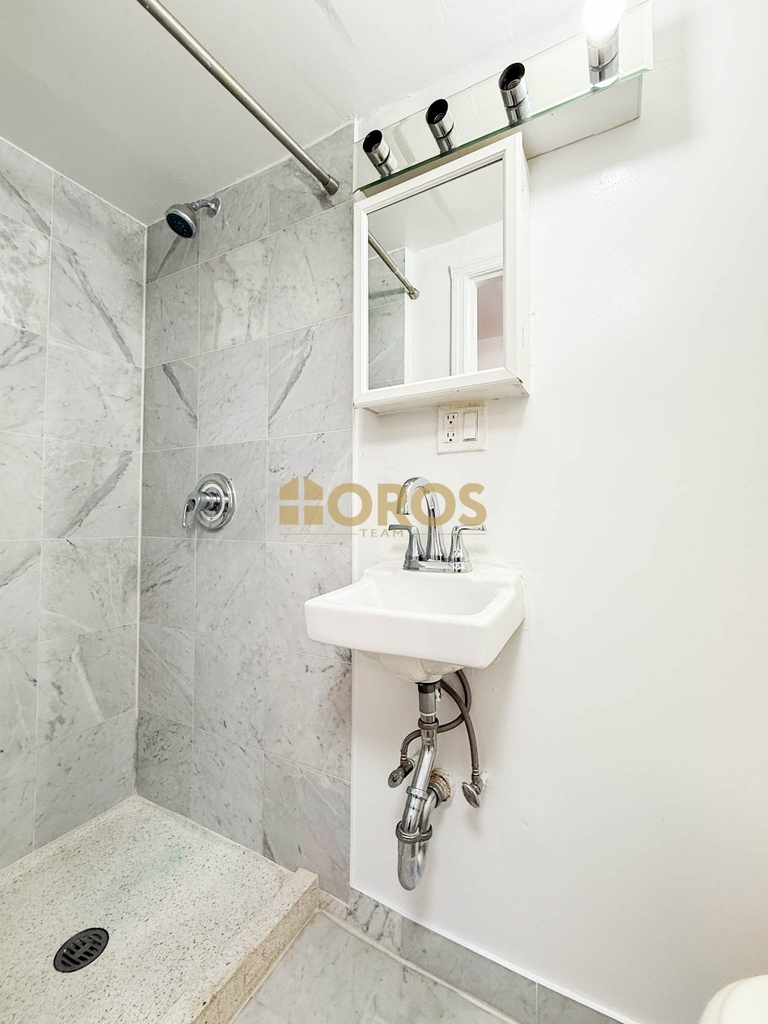 343 East 10th Street - Photo 5