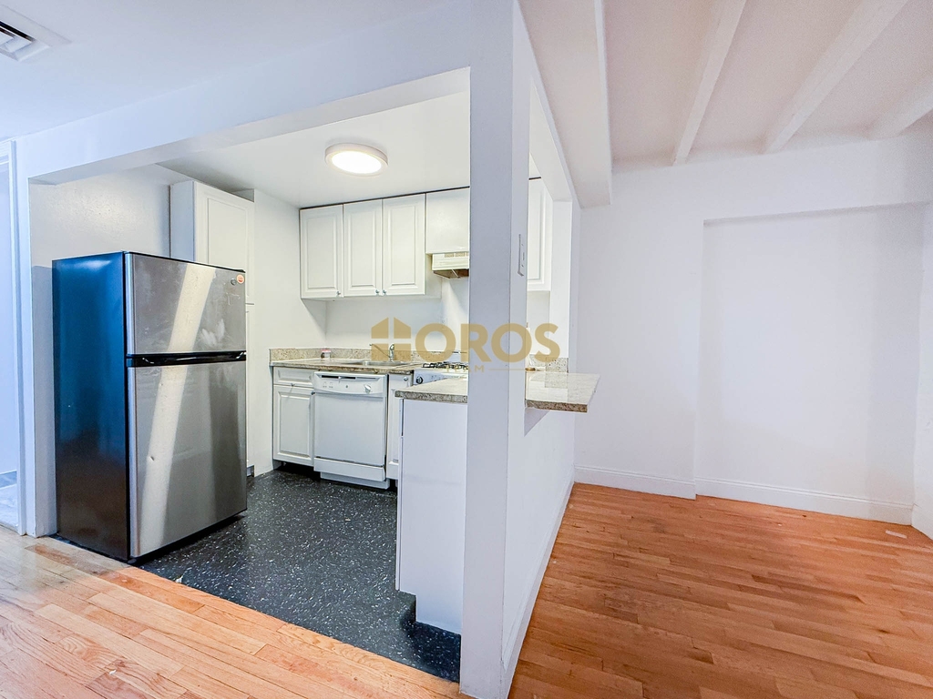 343 East 10th Street - Photo 2