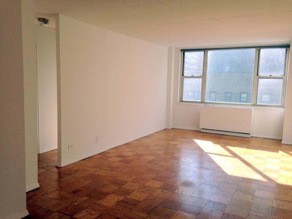 Beautiful Convertible 2 Bedroom in the Heart of Murray Hill  - Photo 3