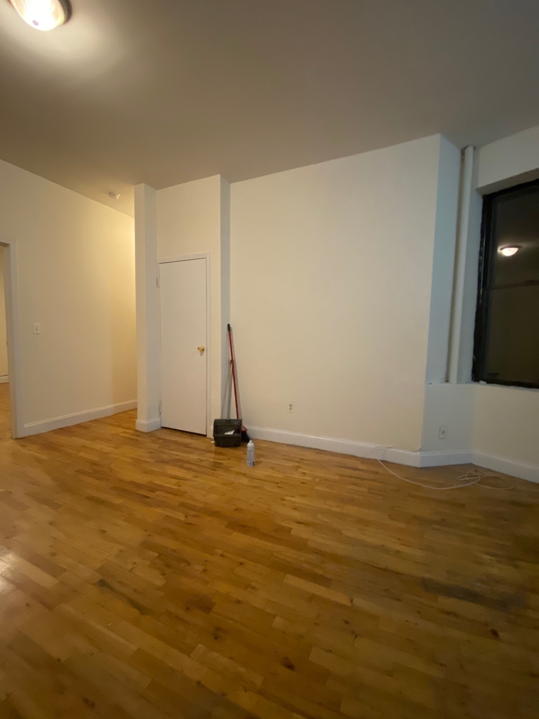 401 West 24th Street - Photo 2