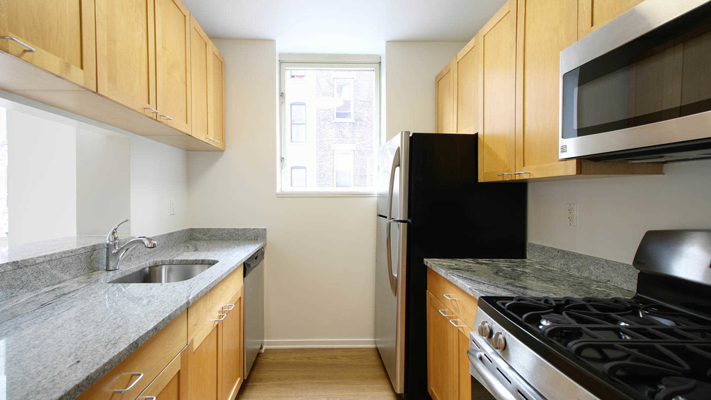 305 West 50th Street - Photo 9