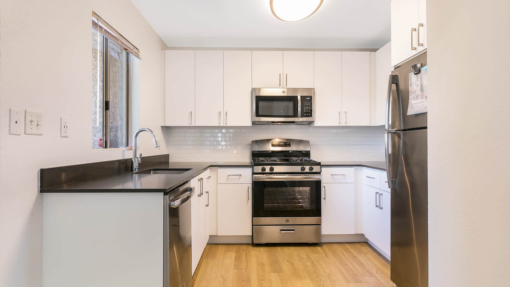 3500 Hathaway Ave. - Photo 2
