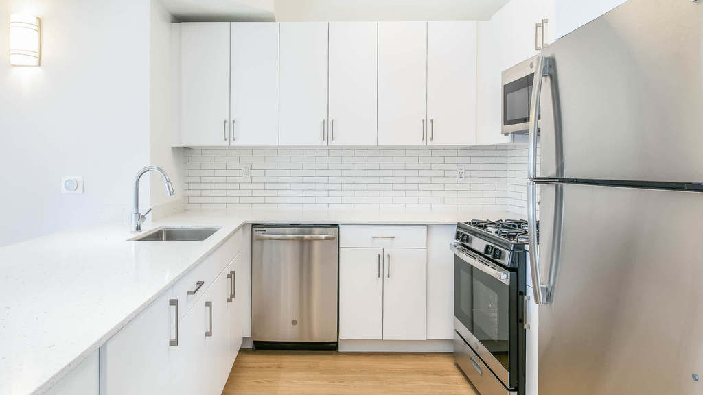 5225 Blakeslee Ave. - Photo 3