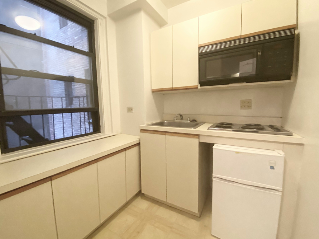 330 East 43rd Street - Photo 2