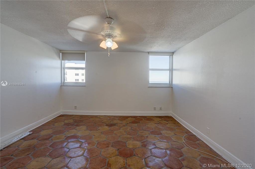 2401 Collins Ave - Photo 10