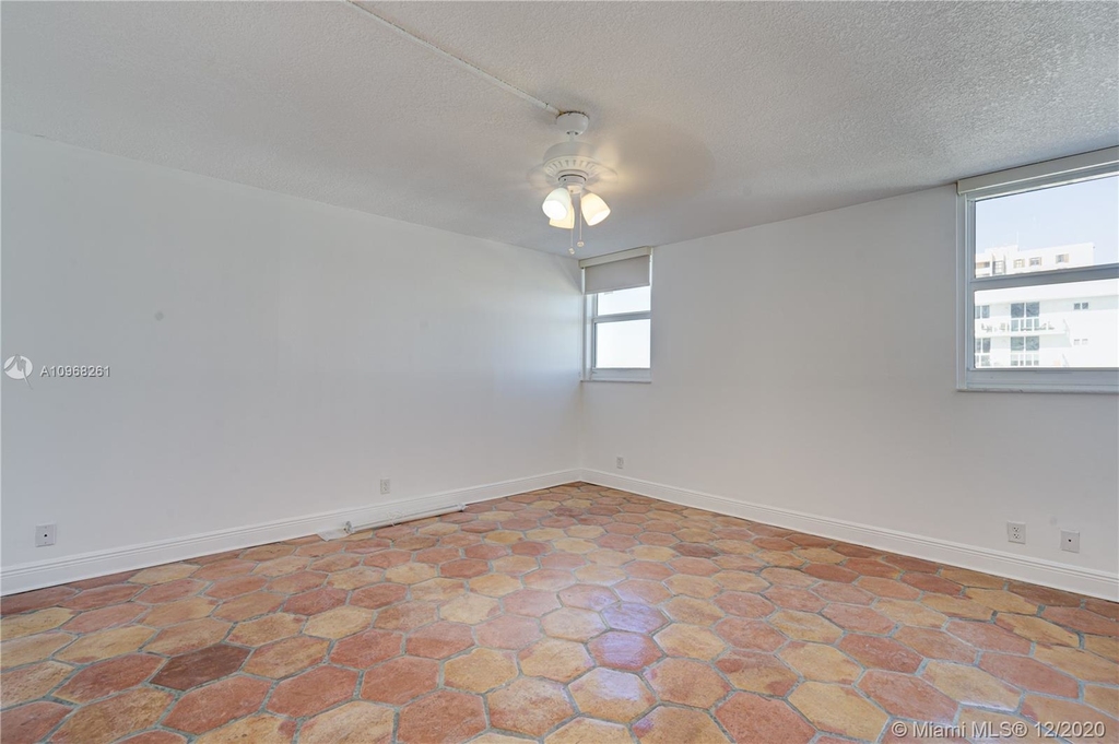 2401 Collins Ave - Photo 11