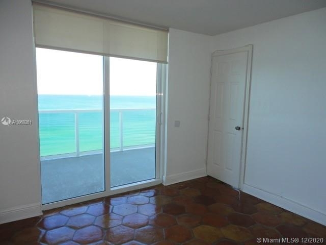 2401 Collins Ave - Photo 4