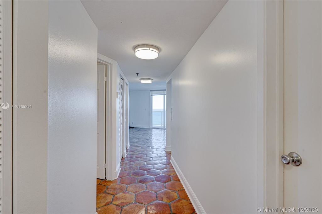 2401 Collins Ave - Photo 9