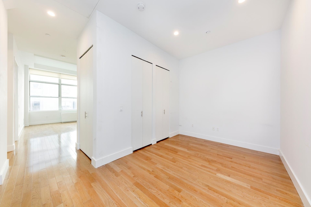 321 W 37th St - Photo 3