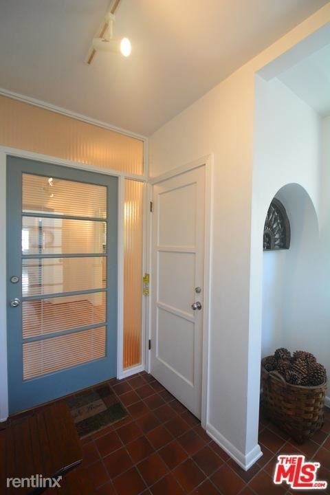 1726 Kelton Ave - Photo 5