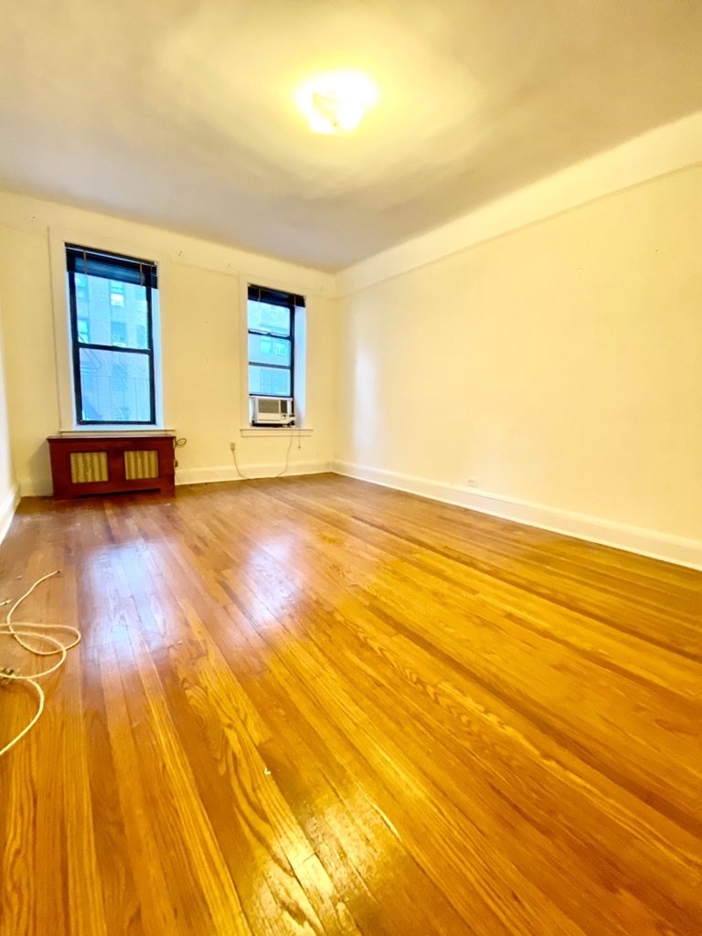 322 East 53rd Street - Photo 5