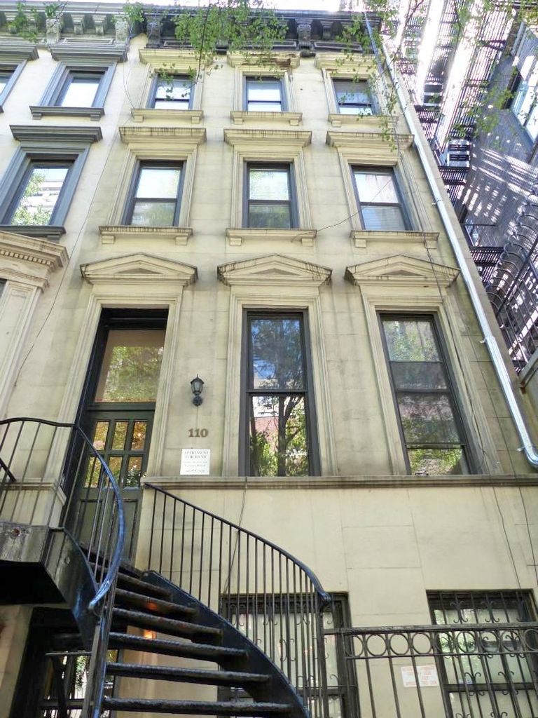 110 East 61st Street - Photo 10