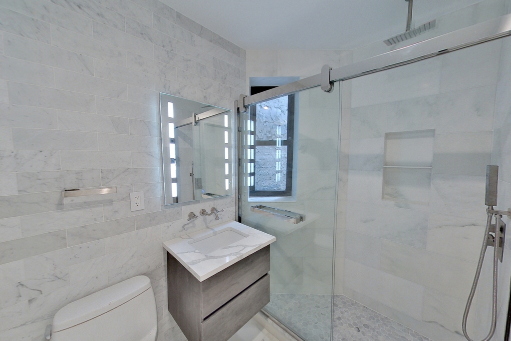 607 East 11th Street - Photo 2