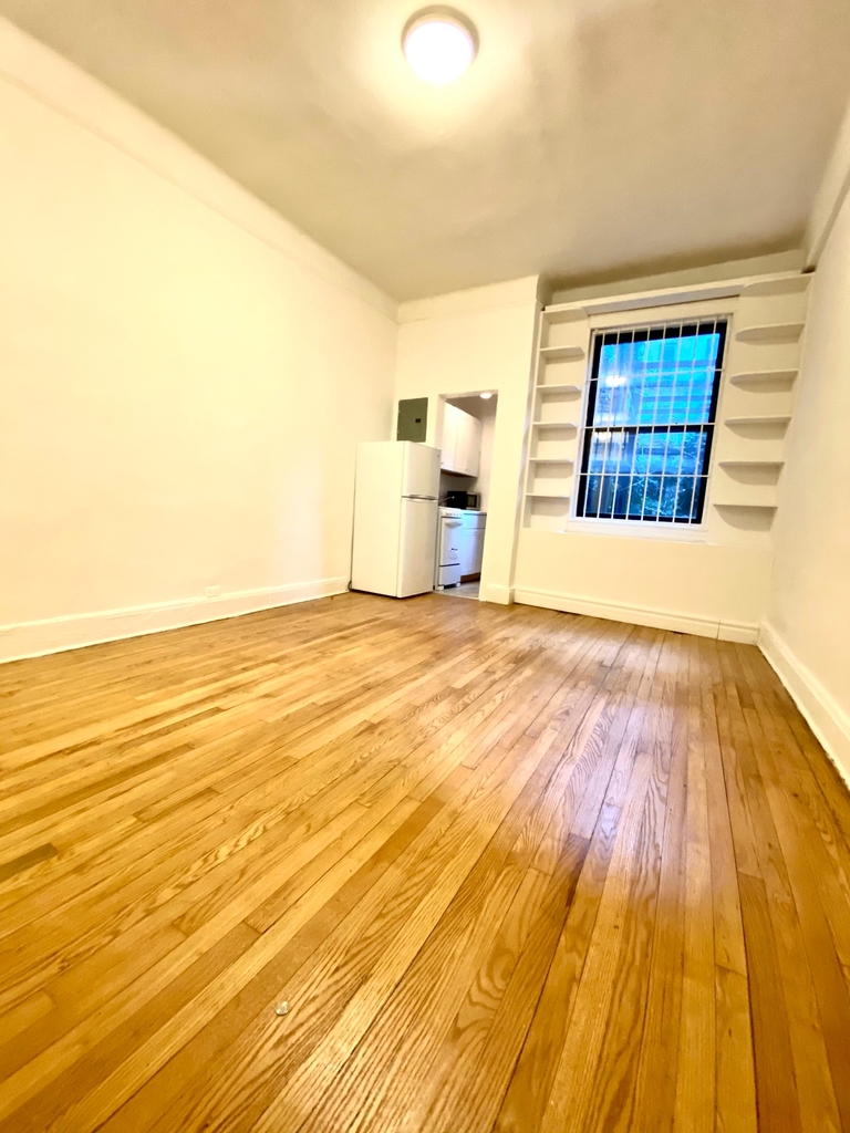 328 East 53rd Street - Photo 5