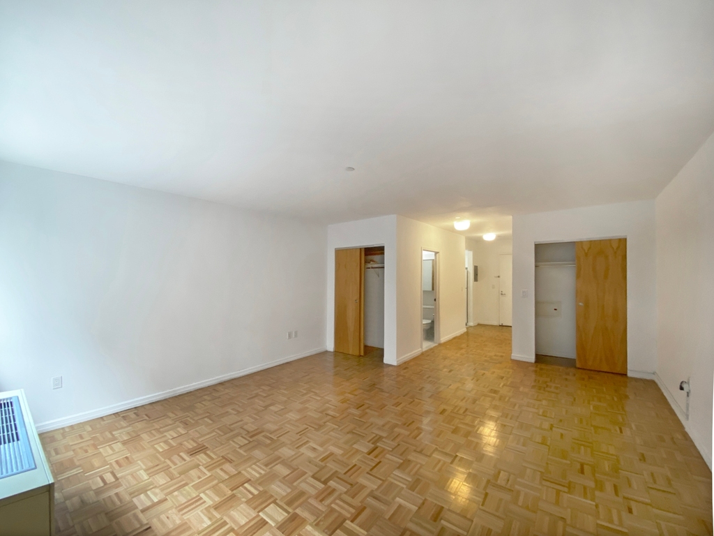 West 48th- Huge Private Terrace! + Doorman, Elevator, Laundry, Gym - Photo 3