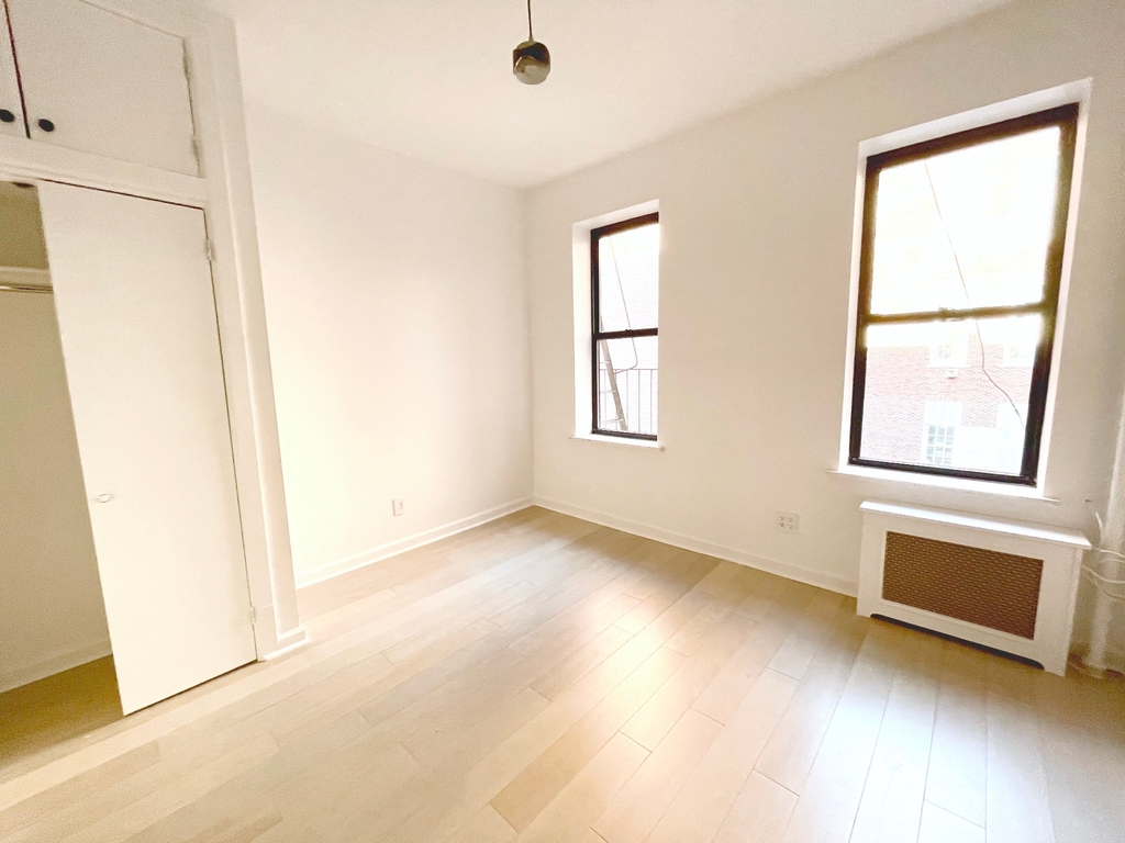 11th ST. Duplex 3BR/2BTH apartment in the East Village - Photo 2