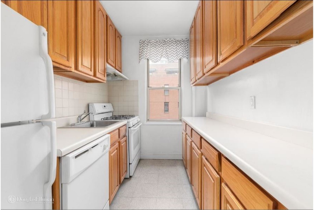 330 East 63rd Street - Photo 1