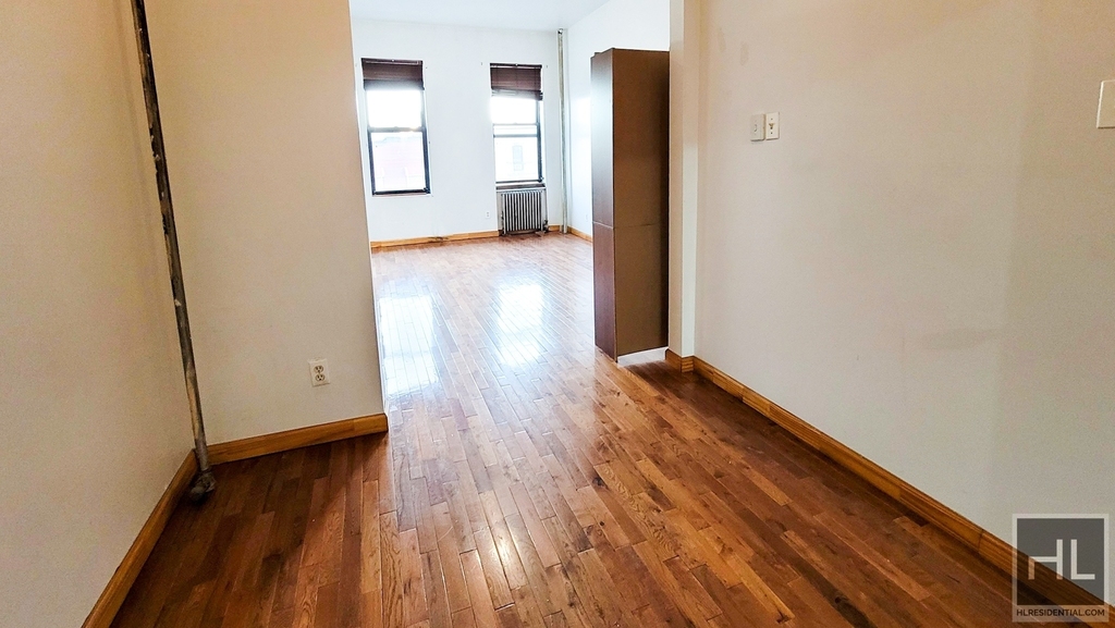 245 Montrose Avenue - Photo 9