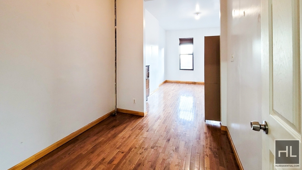 245 Montrose Avenue - Photo 2