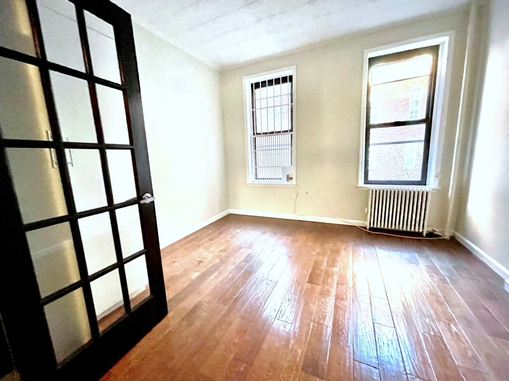 11TH Street. Bright 1BR apartment w/Laundry in unit, in the East Village - Photo 0